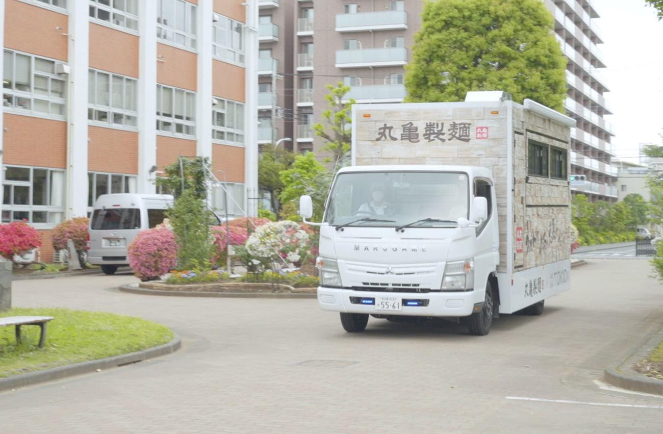 「うどんで日本に元気を届けるキッチンカー」で都内の女子高を訪れたキッチンカー「笑顔うどん号　にこまる」