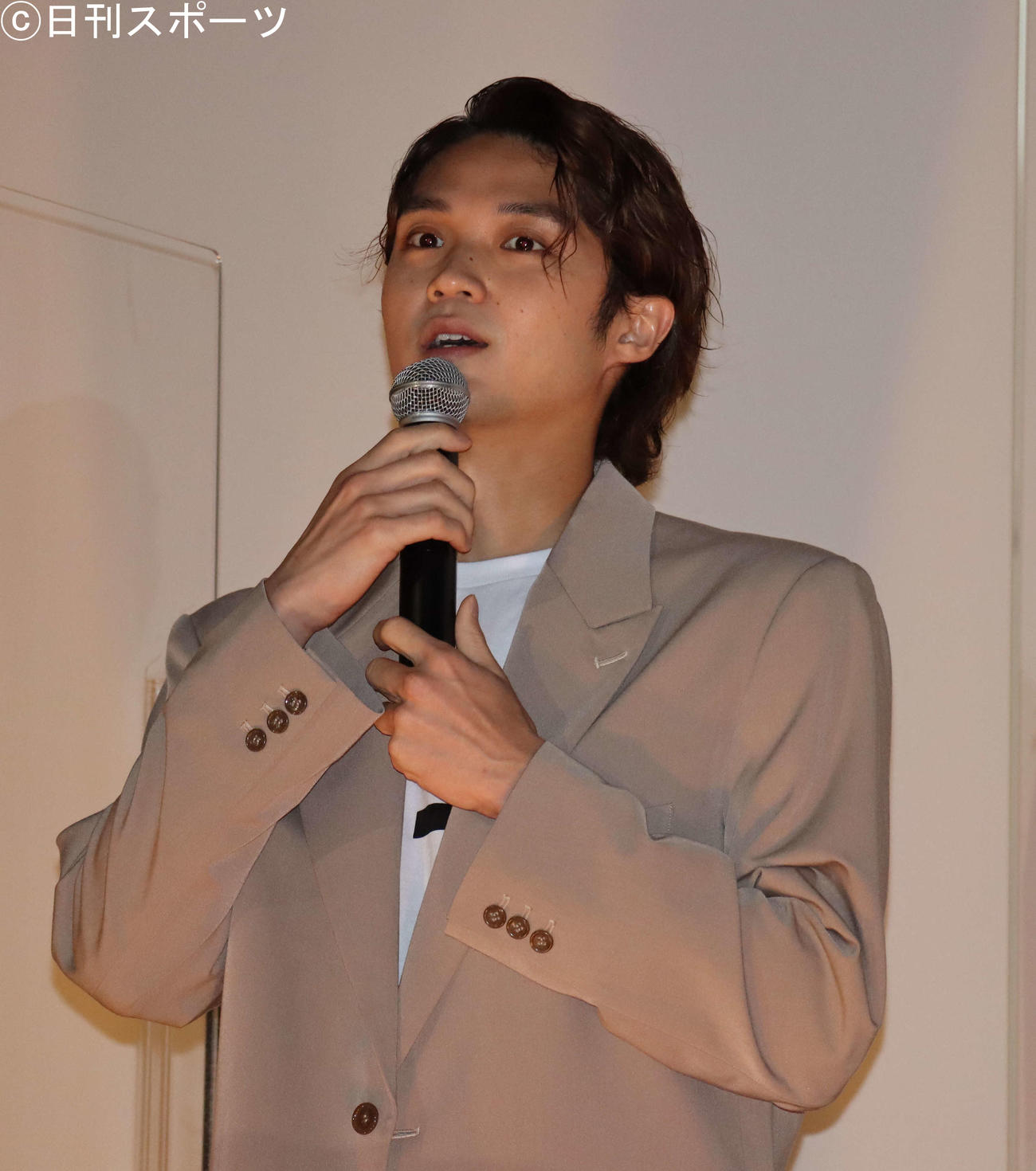 映画「ビリーバーズ」の舞台あいさつに出席した磯村勇斗