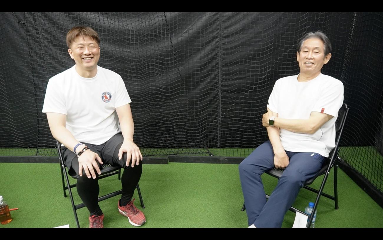 自身の公式YouTubeチャンネル「岡島秀樹のオキドキチャンネル」で鹿取義隆氏（右）と対談した岡島秀樹氏