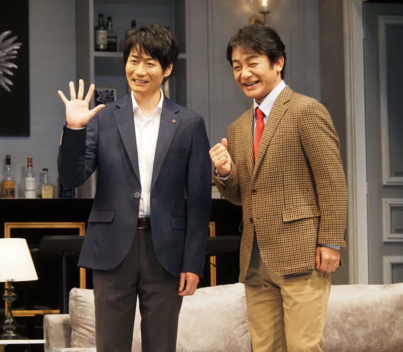 舞台「奇人たちの晩餐会」の取材会を行った片岡愛之助（右）と戸次重幸（撮影・遠藤尚子）