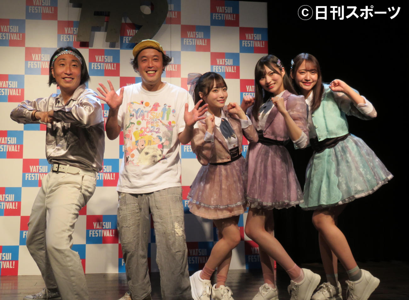 やついフェスの会見を行ったやついいちろう（左から2人目）と出演者のゆってぃ（左）と＃ババババンビ（右から）池田メルダ、宇咲、岸みゆ