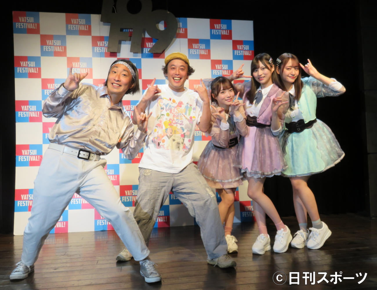 やついフェスの会見を行ったやついいちろう（左から2人目）と出演者のゆってぃ（左）と＃ババババンビ（右から）池田メルダ、宇咲、岸みゆ