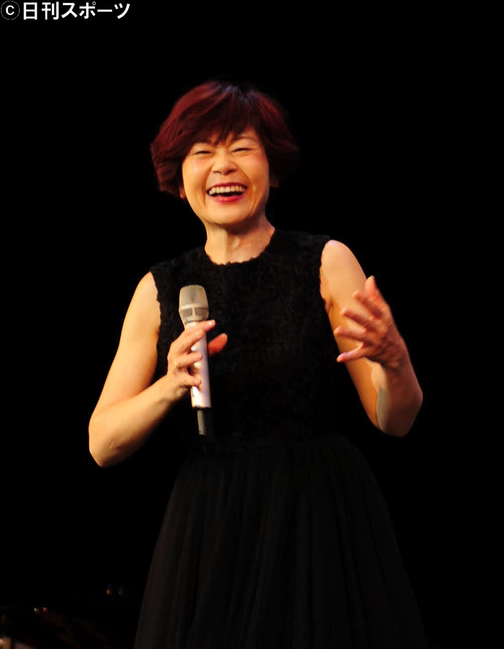 ステージで笑顔を見せる神野美伽