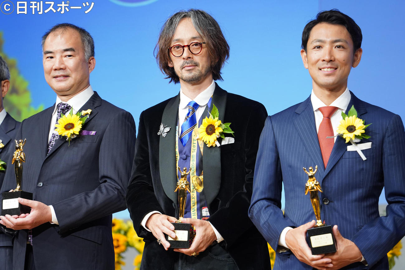 「ベスト・ファーザー　イエローリボン賞」を受賞した、左から野口聡一氏、滝藤賢一、渡部暁斗（撮影・佐藤勝亮）