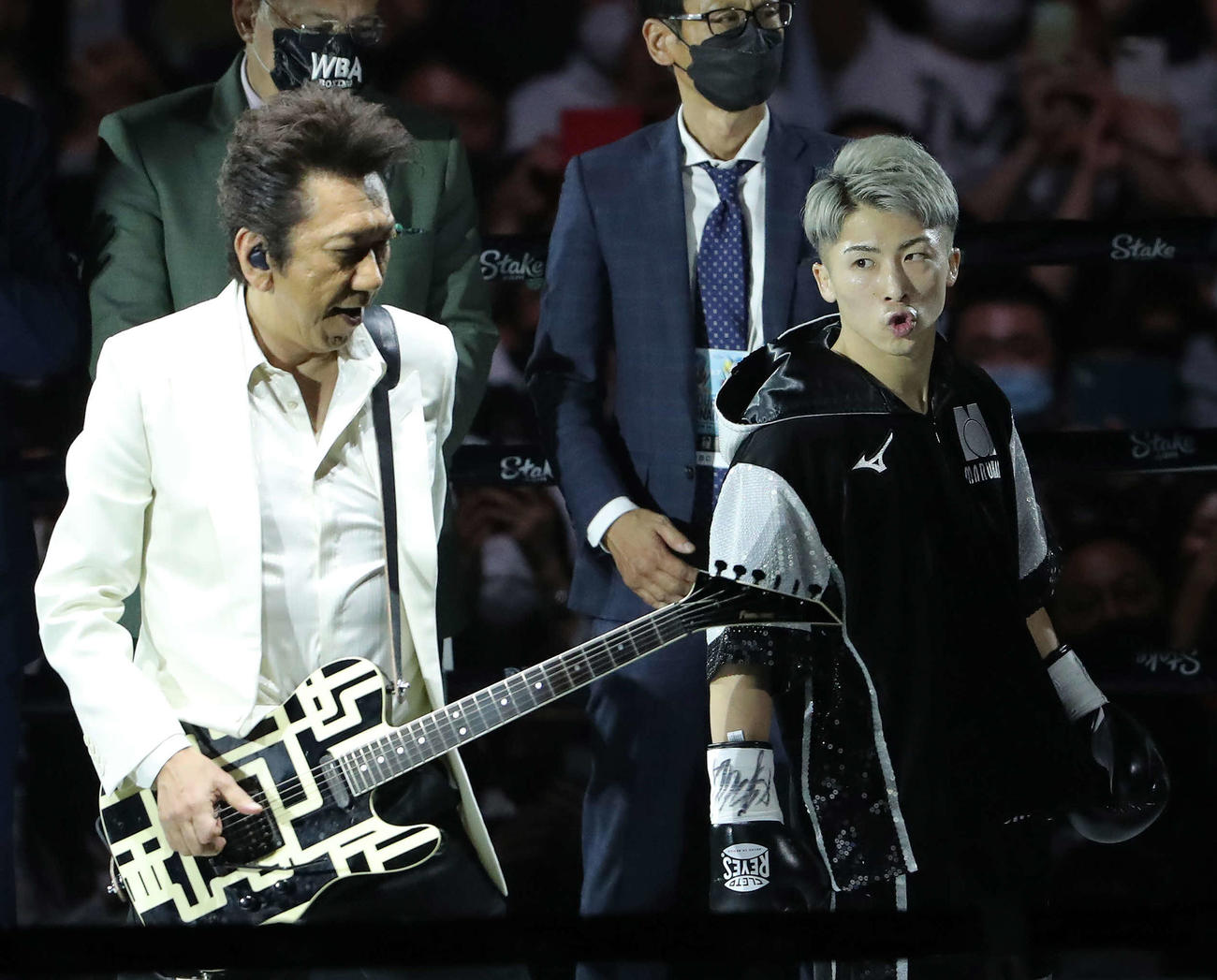 試合前、布袋寅泰（左）の演奏に合わせ入場する井上尚（撮影・河田真司）