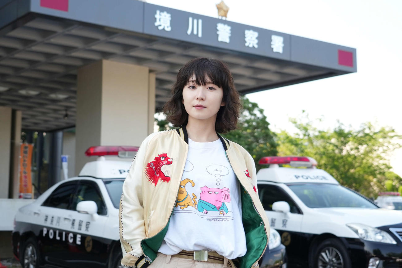 日本テレビ系ドラマ「初恋の悪魔」でスカジャン姿の刑事を演じる松岡茉優