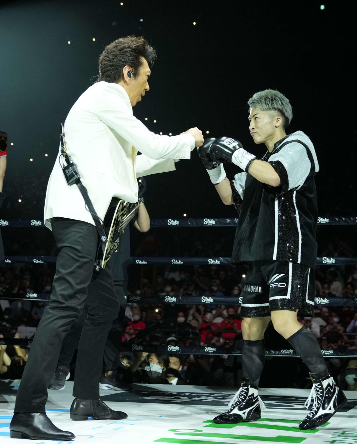 TKO勝利の井上尚（右）は生演奏で入場を盛り上げた布袋寅泰とグータッチ（撮影・菅敏）