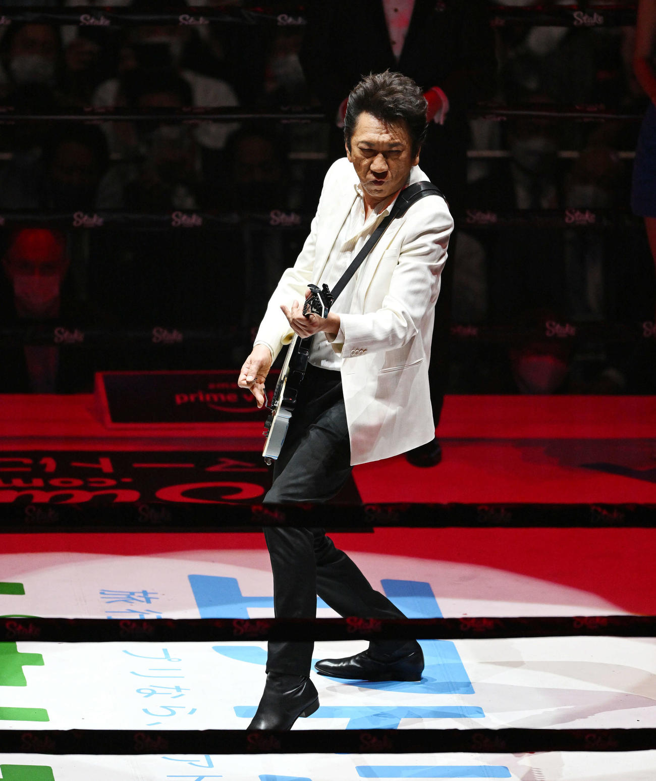 井上尚の入場で生演奏する布袋寅泰（撮影・滝沢徹郎）