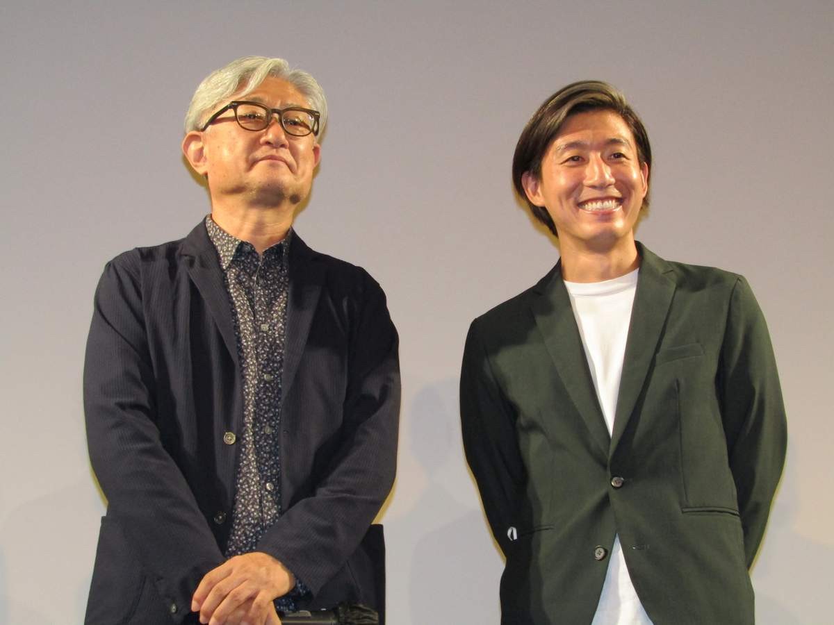 堤幸彦監督（左）と生島翔