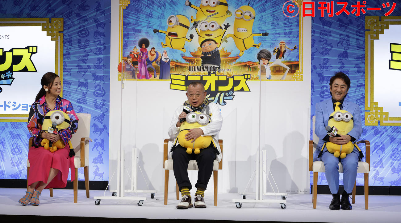 映画「ミニオンズ　フィーバー」日本語吹き替え版完成会見を行った、左から尾野真千子、笑福亭鶴瓶、市村正親（撮影・中島郁夫）