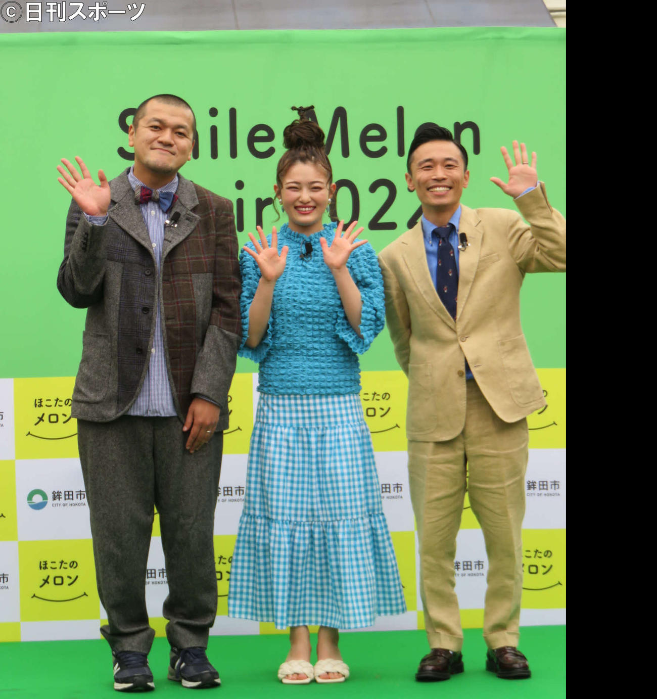 鉾田市のメロンイベントでMCを務めた（右から）カミナリ石田たくみ、ゲスト井上咲楽、竹内まなぶ