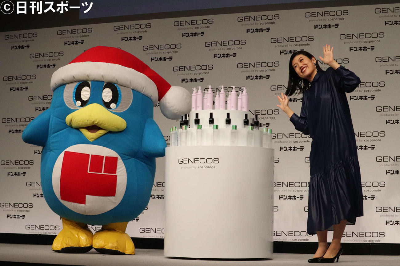「ドン・キホーテ新スキンケアシリーズ発表会」に出席した、お笑いタレント横澤夏子とドンペン（撮影・加藤理沙）