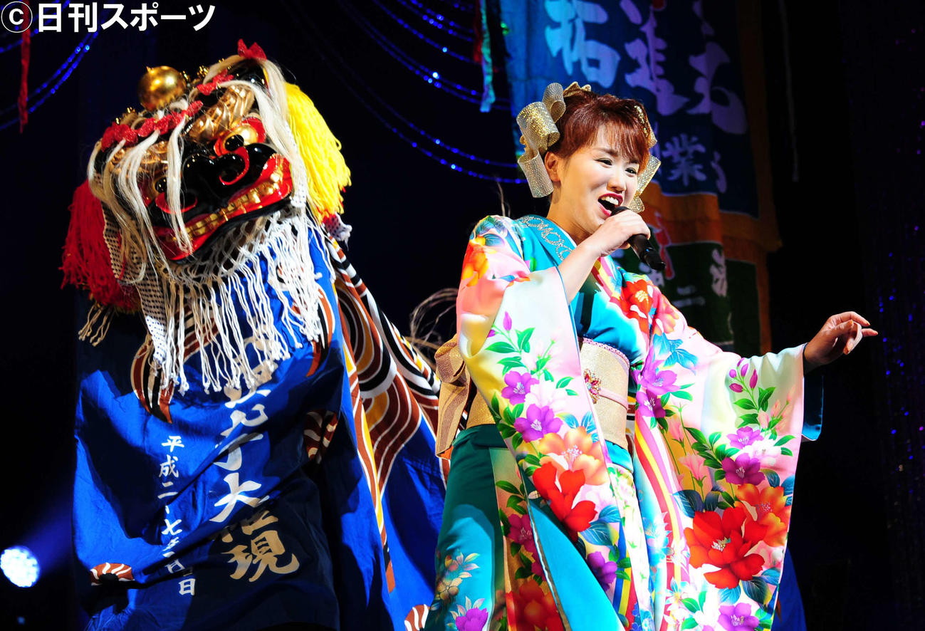 獅子舞とコラボレーションをする大沢桃子