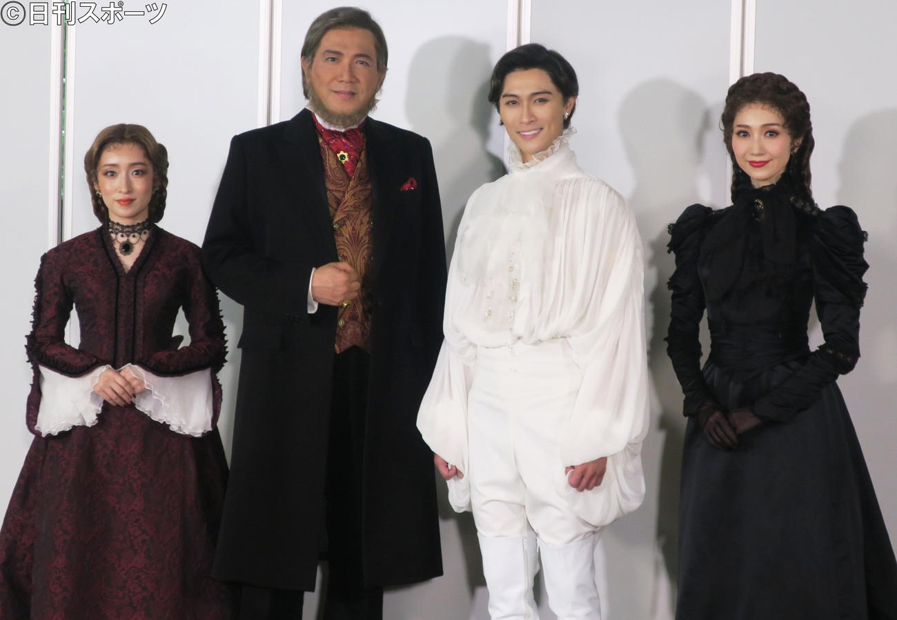 ミュージカル「スワンキング」取材会で。左から、梅田彩佳、別所哲也、橋本良亮、夢咲ねね