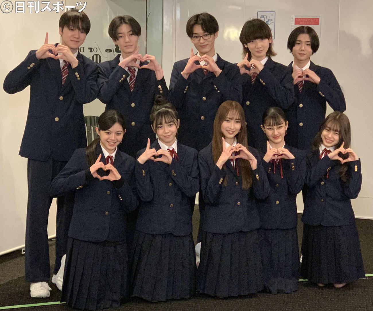 初舞台「オノマトペ　Vol．1」の初日公演前に取材に応じたONE LOVE ONE HEARTのメンバー。後列左から相原一心、久昌歩夢、咲太朗、笹原遼雅、洸瑛、前列左からイーチ、藤咲碧羽、佐々木杏莉、飯塚瑠乃、矢嶋由菜