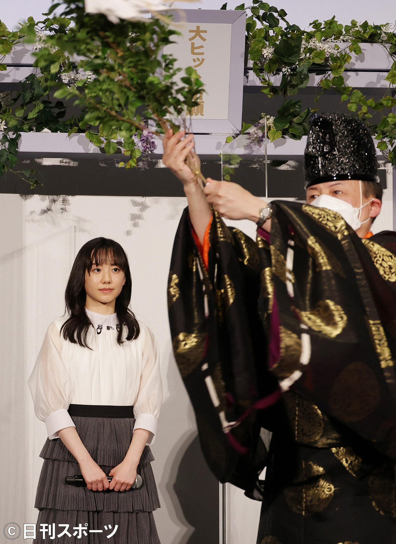 映画「メタモルフォーゼの縁側」ヒット祈願イベントで観客への祈願を見守る芦田愛菜（撮影・中島郁夫）