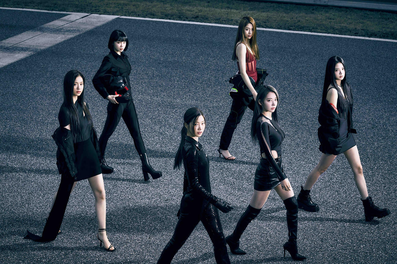 LE SSERAFIM。左からKIM GARAM、KIM CHAEWON、KAZUHA、HUH YUNJIN、SAKURA、HONG EUNCHAE