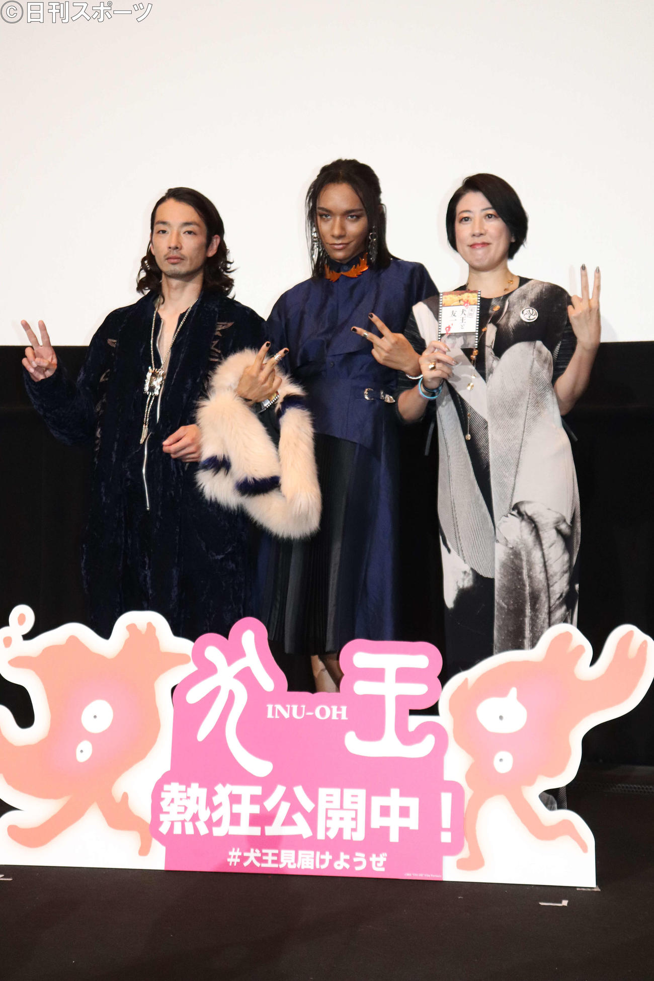 映画「犬王」狂騒御礼！舞台あいさつに出席した、左から森山未來、アヴちゃん、野木亜紀子さん（撮影・加藤理沙）