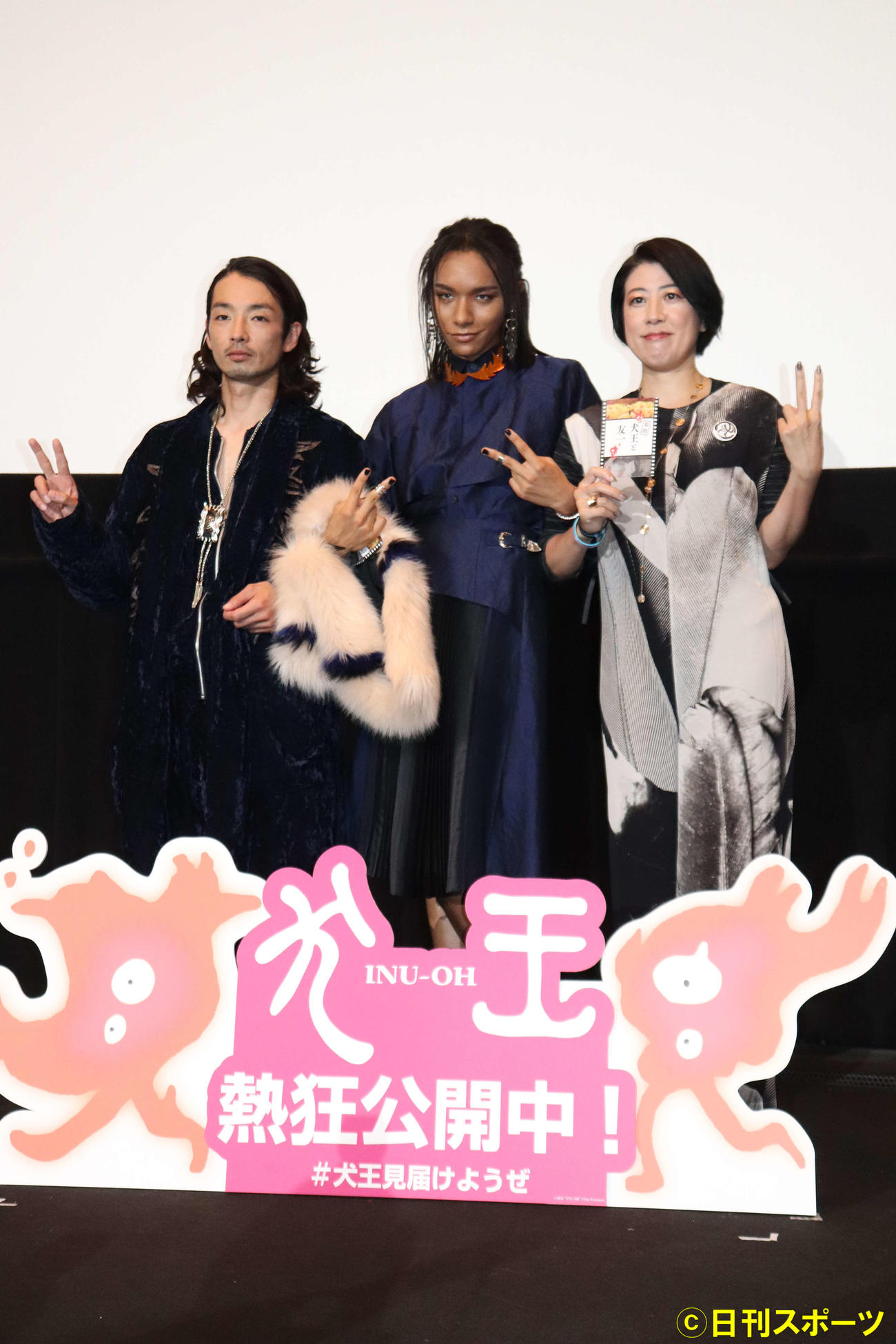 映画「犬王」狂騒御礼！舞台あいさつに出席した、左から森山未來、アヴちゃん、野木亜紀子さん（撮影・加藤理沙）