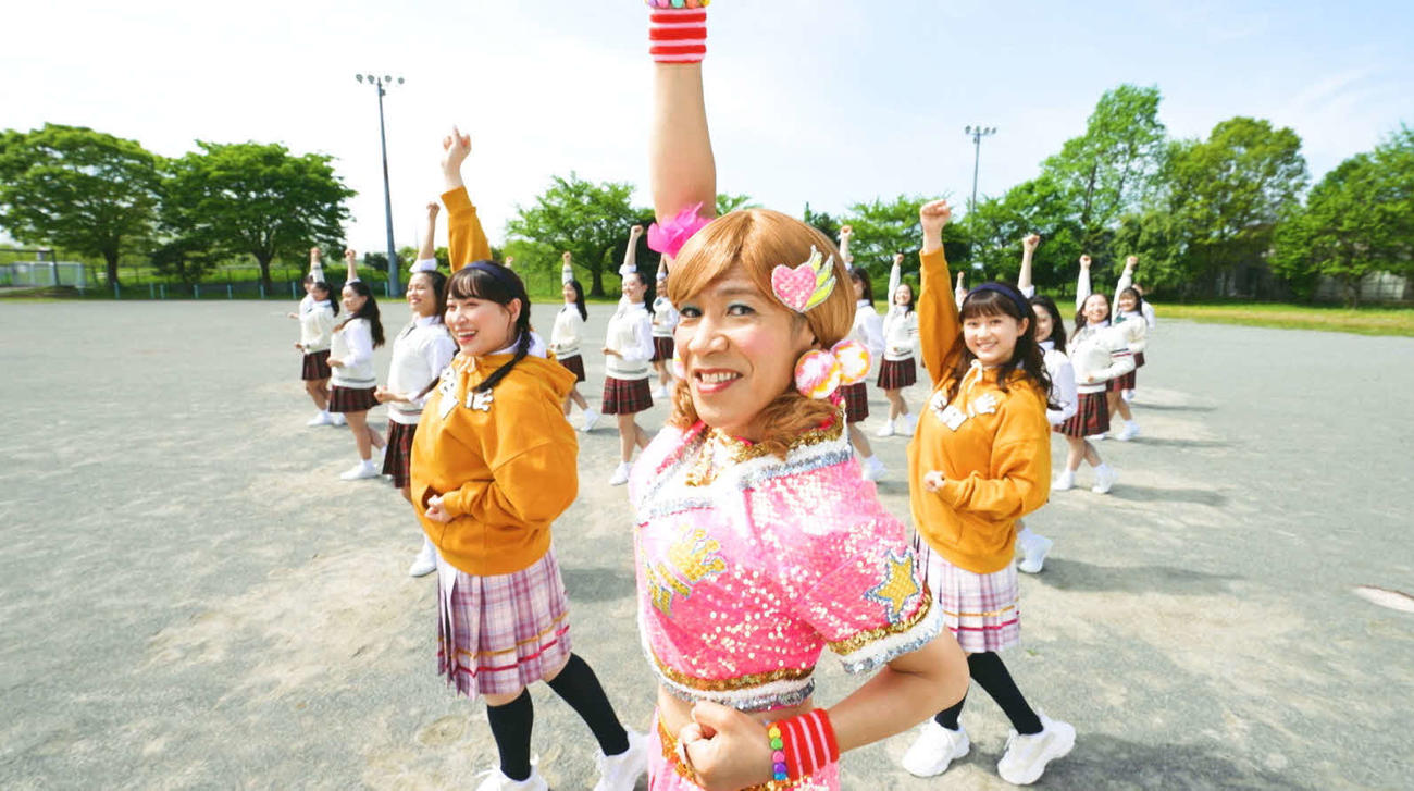 16年ぶりの新曲「若いってすばらしい」のMVでパフォーマンスするゴリエ（中央）（C）YOSHIMOTO　MUSIC　CO.，LTD