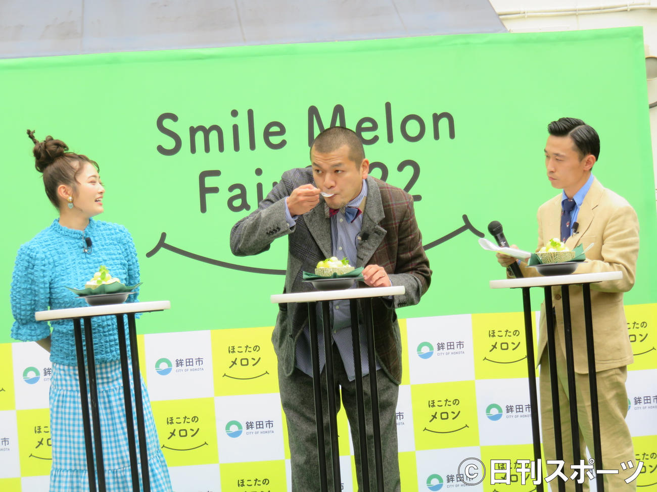 鉾田市のメロンイベントでMCを務めた（右から）カミナリ石田たくみ、竹内まなぶ、ゲスト井上咲楽