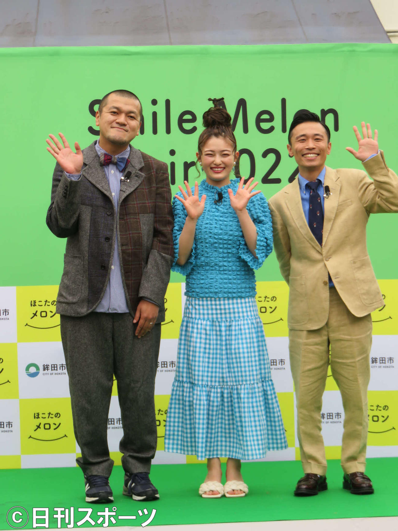 鉾田市のメロンイベントでMCを務めた（右から）カミナリ石田たくみ、ゲスト井上咲楽、竹内まなぶ