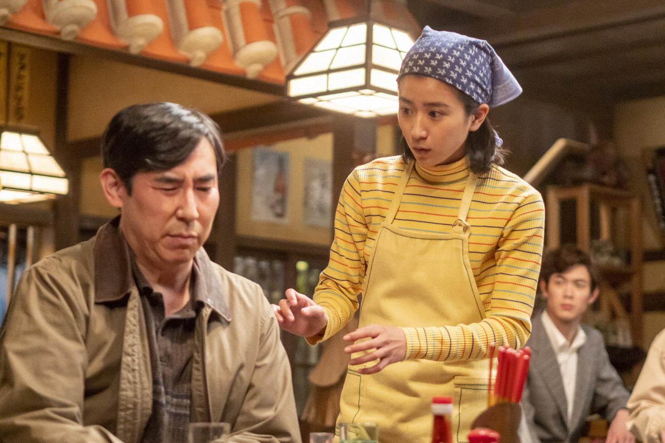 朝ドラ「ちむどんどん」より。浮かない表情の二ツ橋光二（高嶋政伸）と驚いた顔の比嘉暢子（黒島結菜）（C）NHK
