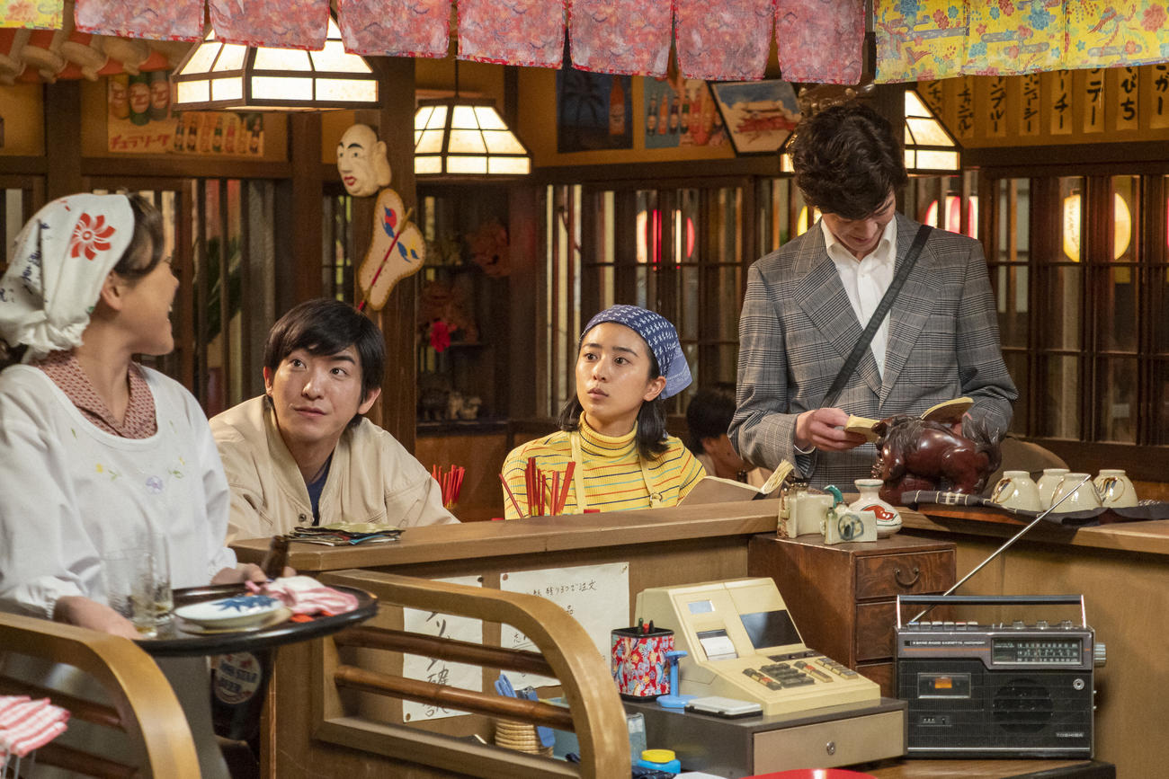 朝ドラ「ちむどんどん」より。「あまゆ」のカウンターで話す砂川智（左から2人目＝前田公輝）、比嘉暢子（同3人目＝黒島結菜）ら（C）NHK
