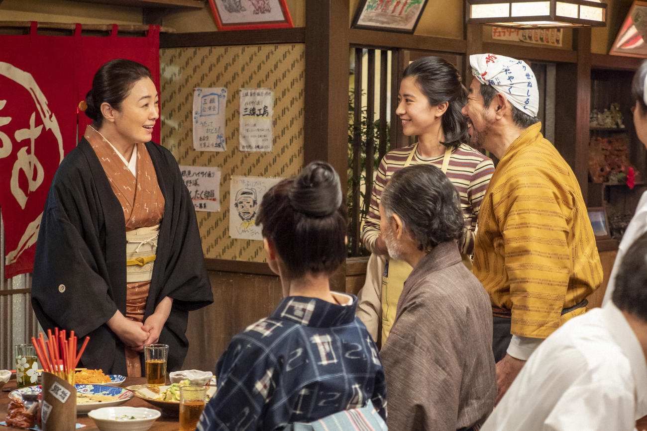 朝ドラ「ちむどんどん」より。上京した比嘉優子（左端＝仲間由紀恵）を迎える比嘉暢子（黒島結菜）ら（C）NHK