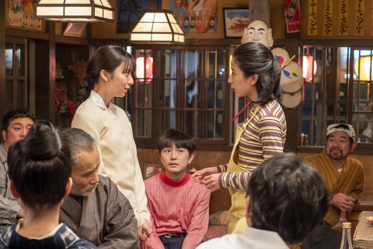 朝ドラ「ちむどんどん」より。上京した比嘉歌子（左＝上白石萌歌）を迎える比嘉暢子（黒島結菜）（C）NHK
