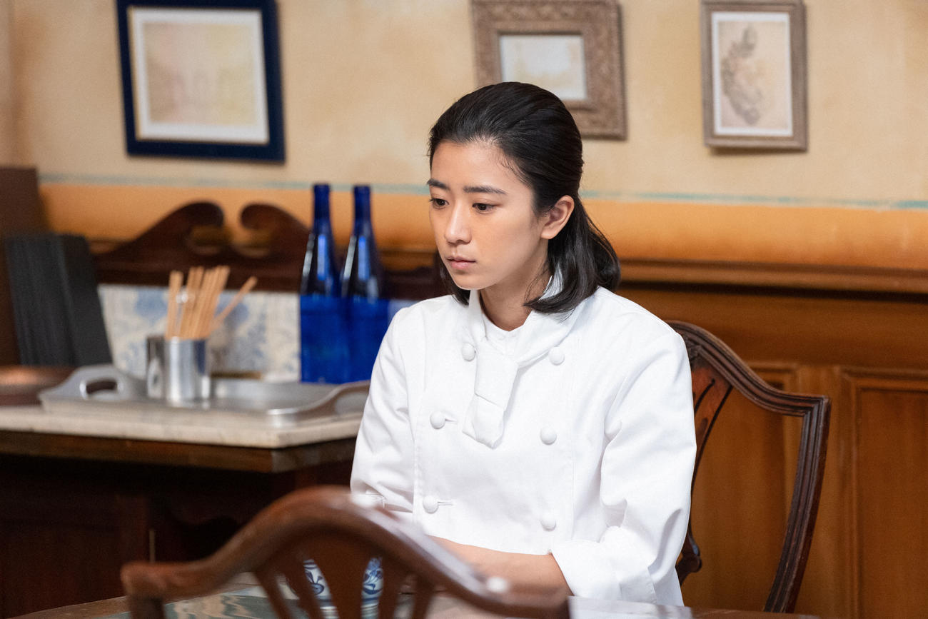 朝ドラ「ちむどんどん」より。勤務するレストランで考え込む様子の比嘉暢子（黒島結菜）（C）NHK
