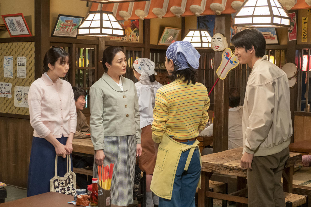 朝ドラ「ちむどんどん」より。比嘉歌子（左端＝上白石萌歌）と比嘉優子（左から2人目＝仲間由紀恵）は歌子の検査で東京に滞在中（C）NHK