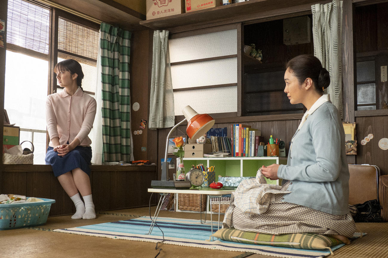 朝ドラ「ちむどんどん」より。病院での検査への不安から塞ぎがちな比嘉歌子（左＝上白石萌歌）を、母親の優子（仲間由紀恵）は不安そうに見つめる（C）NHK

