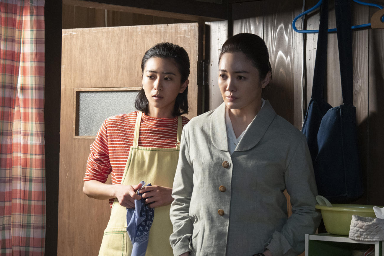 朝ドラ「ちむどんどん」より。主人公・比嘉暢子（左＝黒島結菜）と母の優子（仲間由紀恵）（C）NHK
