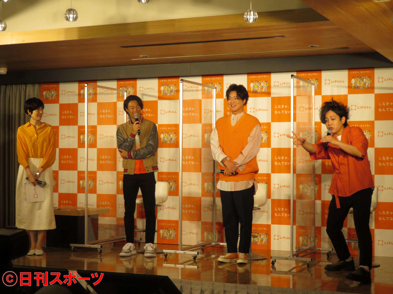 LIFULL「一緒に学ぼう！『しなきゃ、なんてない』ライブラリー開催記念イベントに参加した、左から小島慶子、小林陵侑、ぺこぱのシュウペイ、松陰寺太勇（撮影・村上幸将）