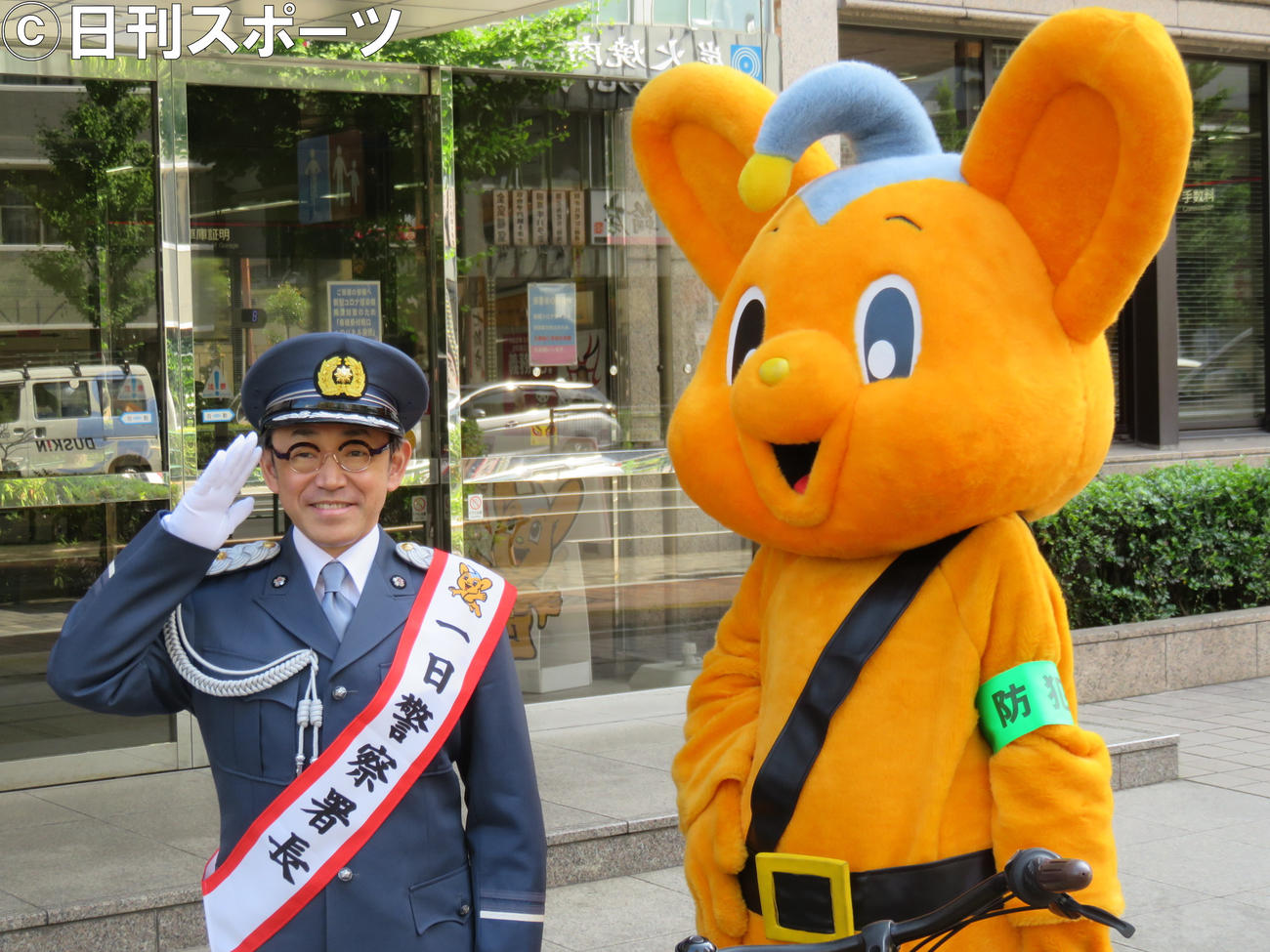 蒲田警察署の一日署長を務めた石井正則（左）とピーポくん