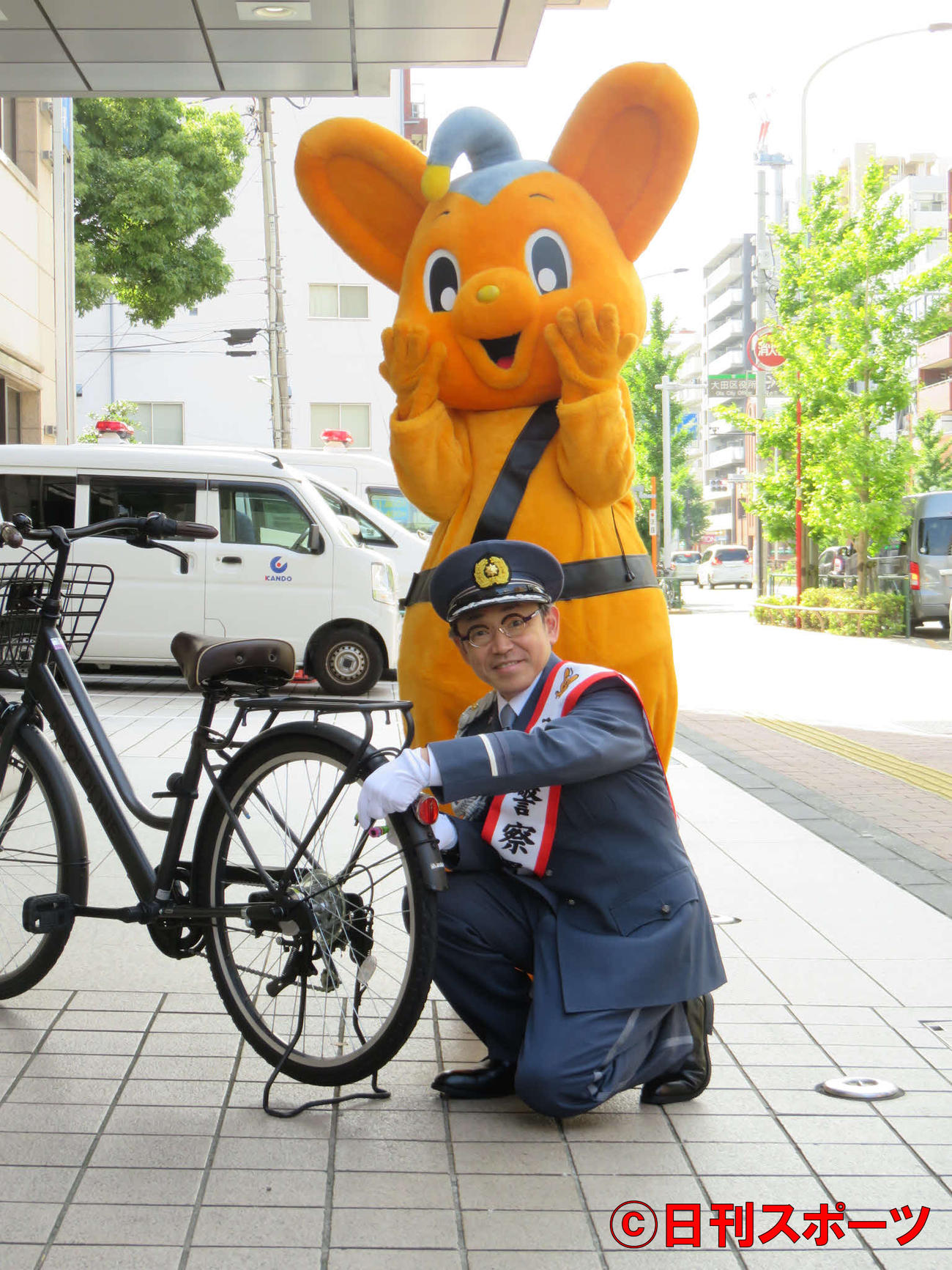 蒲田警察署の一日署長を務めた石井正則（左）とピーポくん