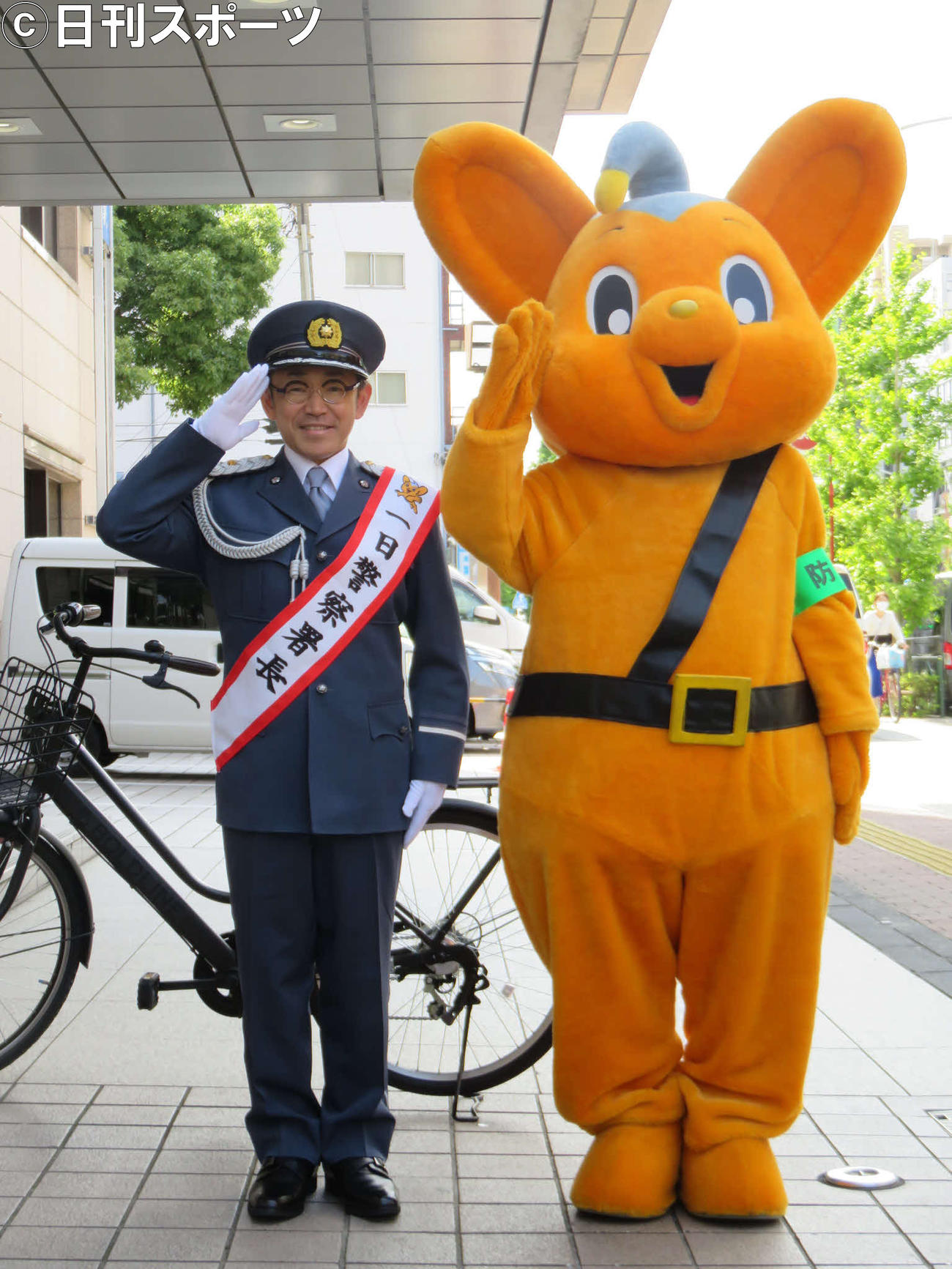 蒲田警察署の一日署長を務めた石井正則（左）とピーポくん