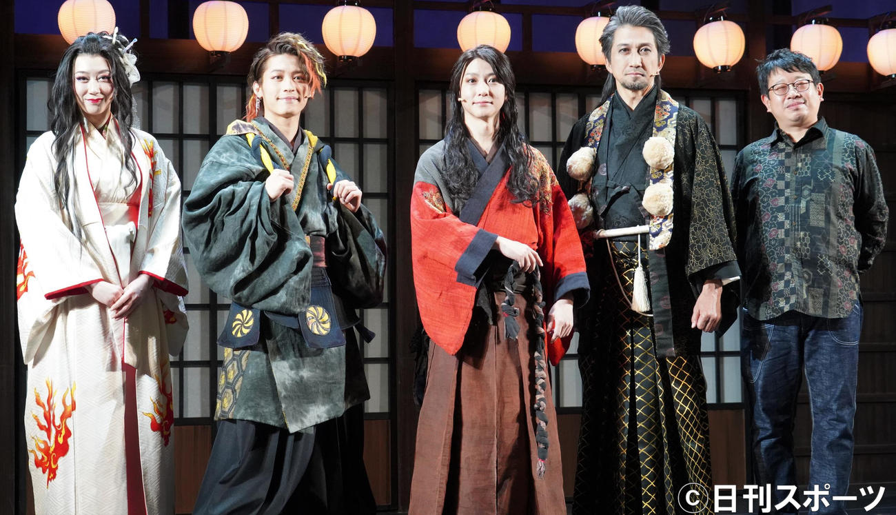 舞台「死神遣いの事件帖－幽明奇譚－」の取材会に出席した、左から凰稀かなめ、小林亮太、鈴木拡樹、神尾佑、演出の毛利亘宏氏（撮影・佐藤成）