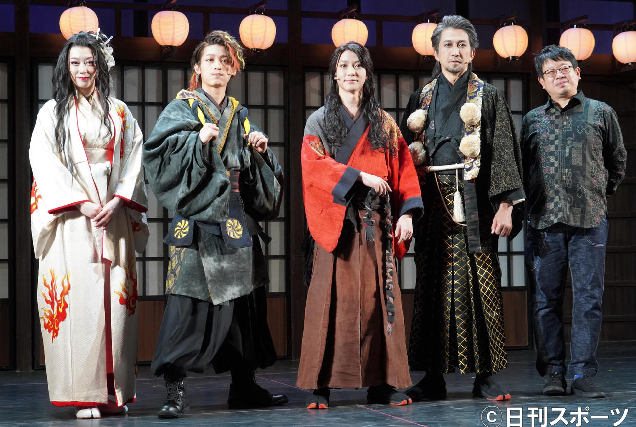 舞台「死神遣いの事件帖－幽明奇譚－」の取材会に出席した、左から凰稀かなめ、小林亮太、鈴木拡樹、神尾佑、演出の毛利亘宏氏（撮影・佐藤成）