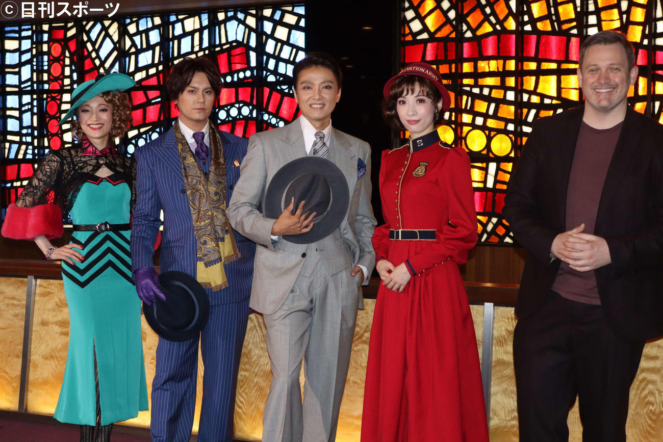 ミュージカル「ガイズ＆ドールズ」に出演する、左から望海風斗、浦井健治、井上芳雄、明日海りお、演出のマイケル・アーデン氏