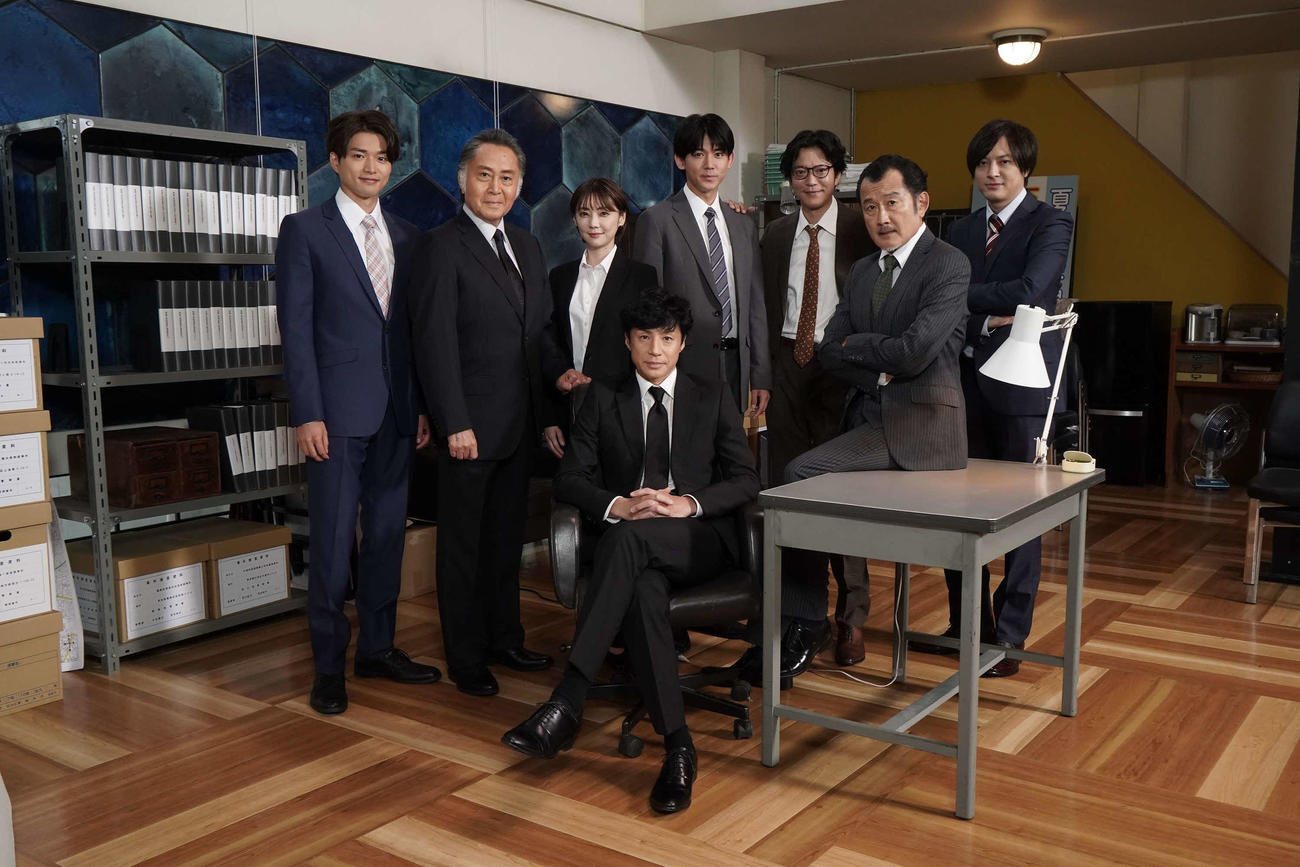 テレビ朝日系ドラマ「刑事7人　シーズン8」に出演する、左から白洲迅、北大路欣也、倉科カナ、東山紀之、小瀧望、田辺誠一、吉田鋼太郎、塚本高史