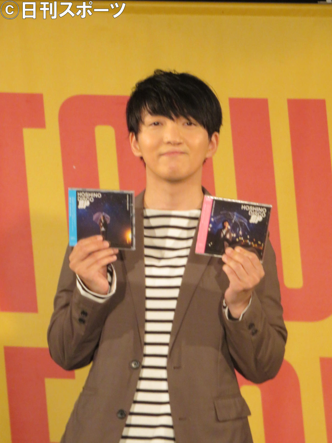 CDを手にするほしのディスコ