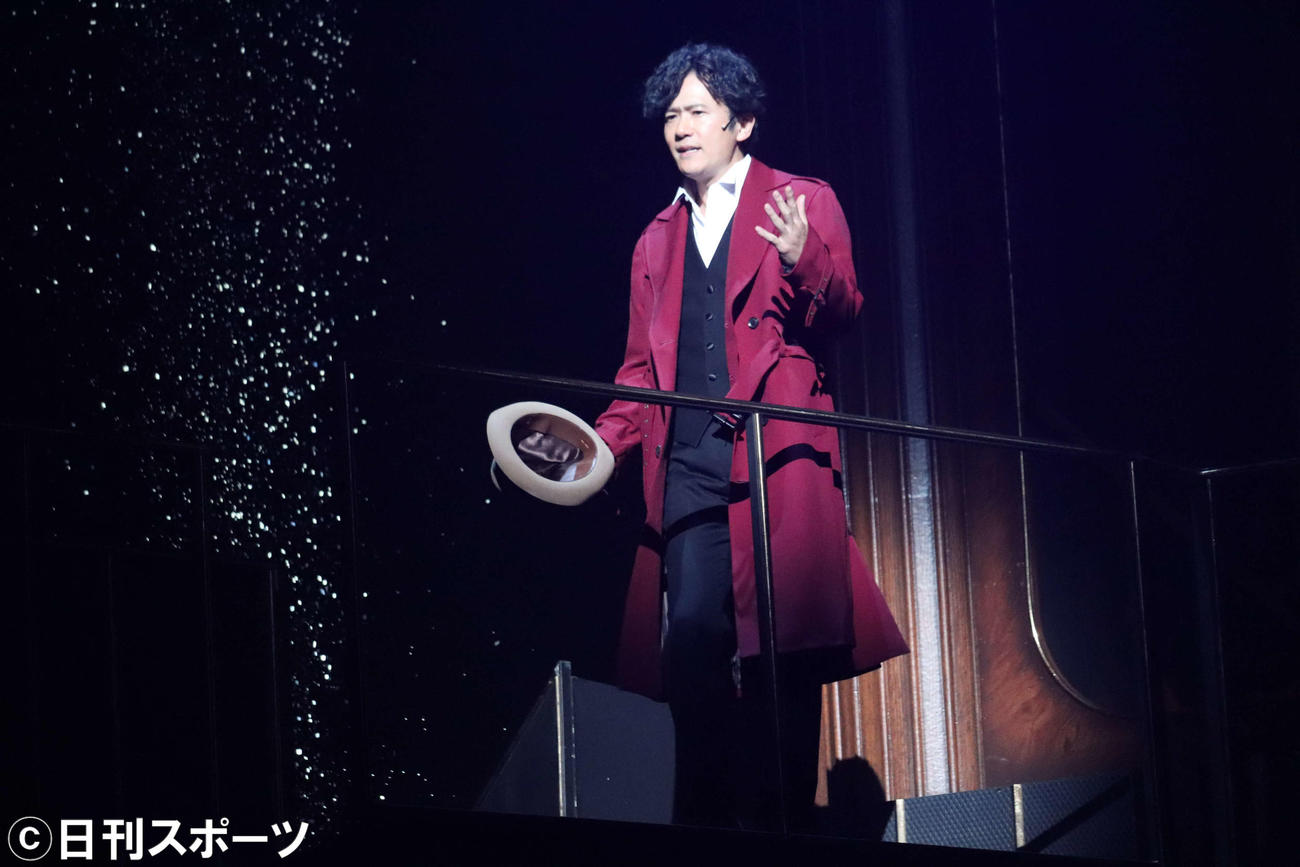 舞台「恋のすべて」で探偵にふんした稲垣吾郎（撮影・波部俊之介）