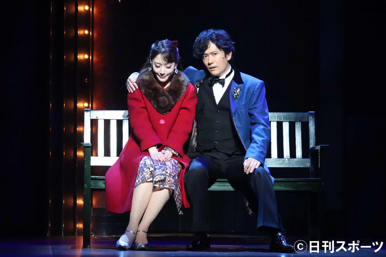 舞台「恋のすべて」に臨んだ稲垣吾郎（右）と、花乃まりあ（撮影・波部俊之介）