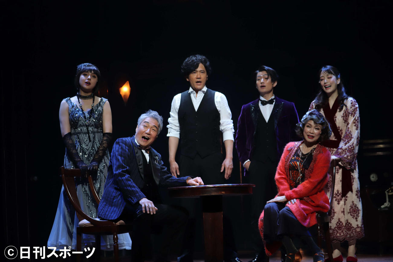 舞台「恋のすべて」に出演した（左から）石田ニコル、羽場裕一、稲垣吾郎、松田凌、北村岳子、花乃まりあ（撮影・波部俊之介）