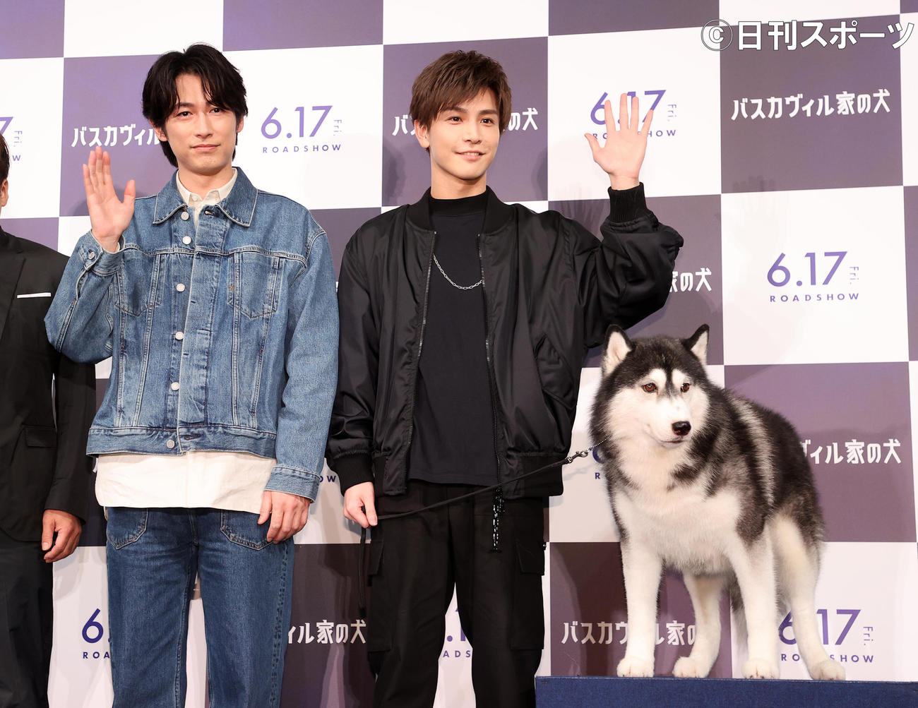 写真に納まる、左からディーン・フジオカ、岩田剛典、劇中で登場したシベリアンハスキーのナイト君（撮影・鈴木正人）