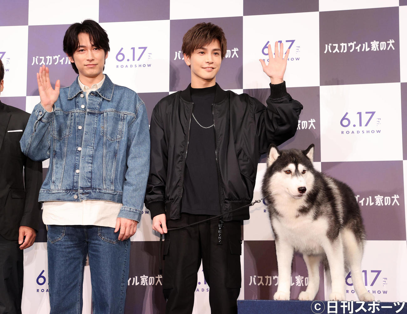 「バスカヴィル家の犬」舞台あいさつで写真に納まる、左からディーン・フジオカ、岩田剛典、劇中で登場したシベリアンハスキーのナイト君（撮影・鈴木正人）