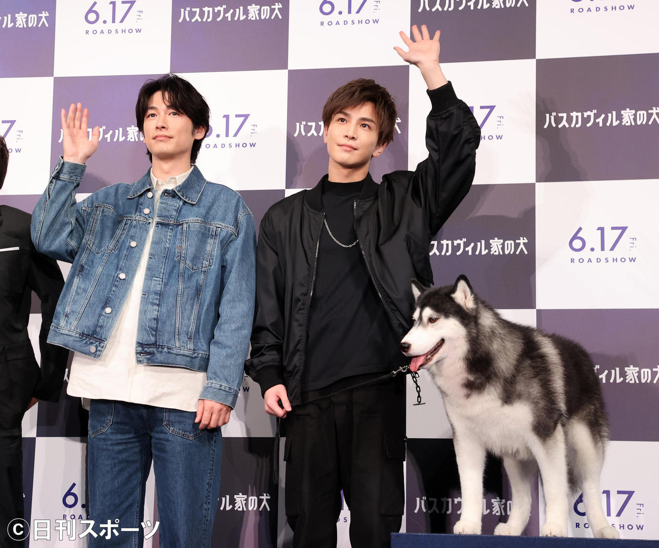 写真に納まる、左からディーン・フジオカ、岩田剛典、劇中で登場したシベリアンハスキーのナイト君（撮影・鈴木正人）