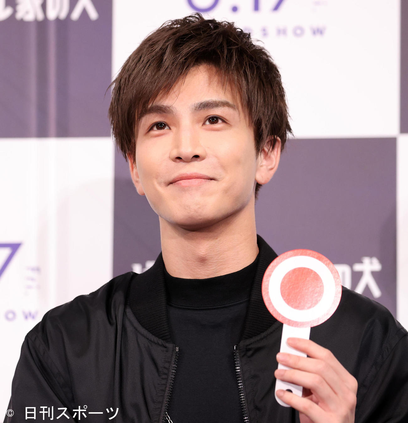犬性格診断テストで丸印を挙げる岩田剛典（撮影・鈴木正人）
